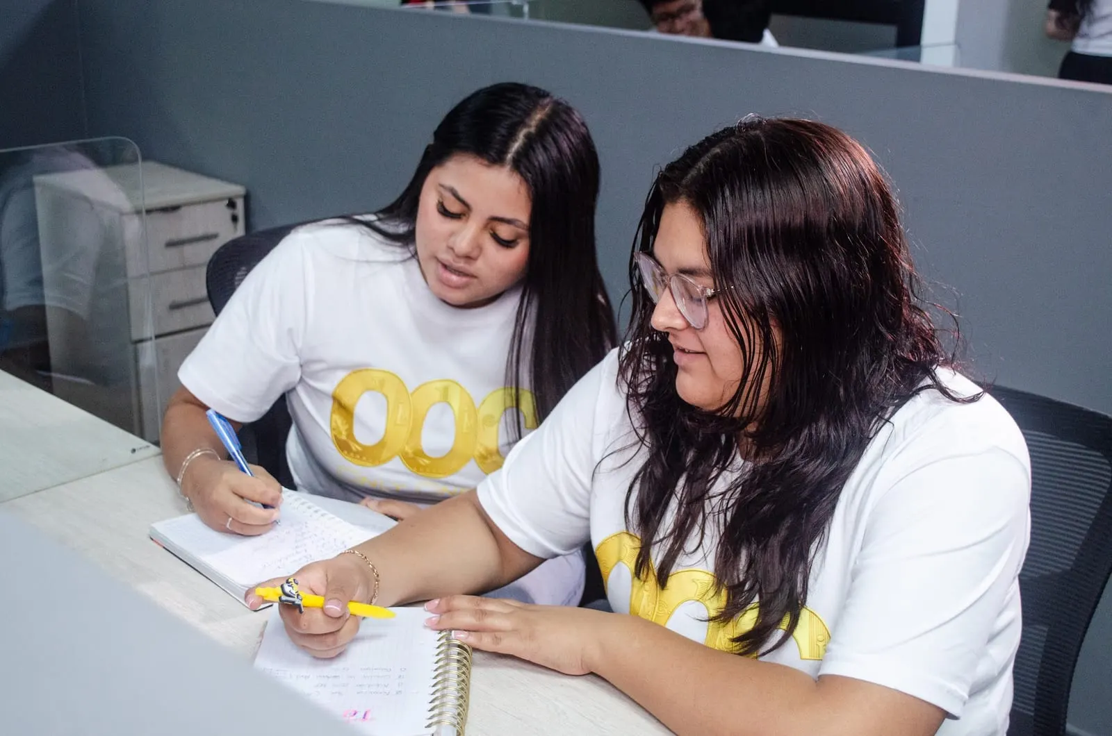 Dos alumnas de Only One Coin estudiando juntas