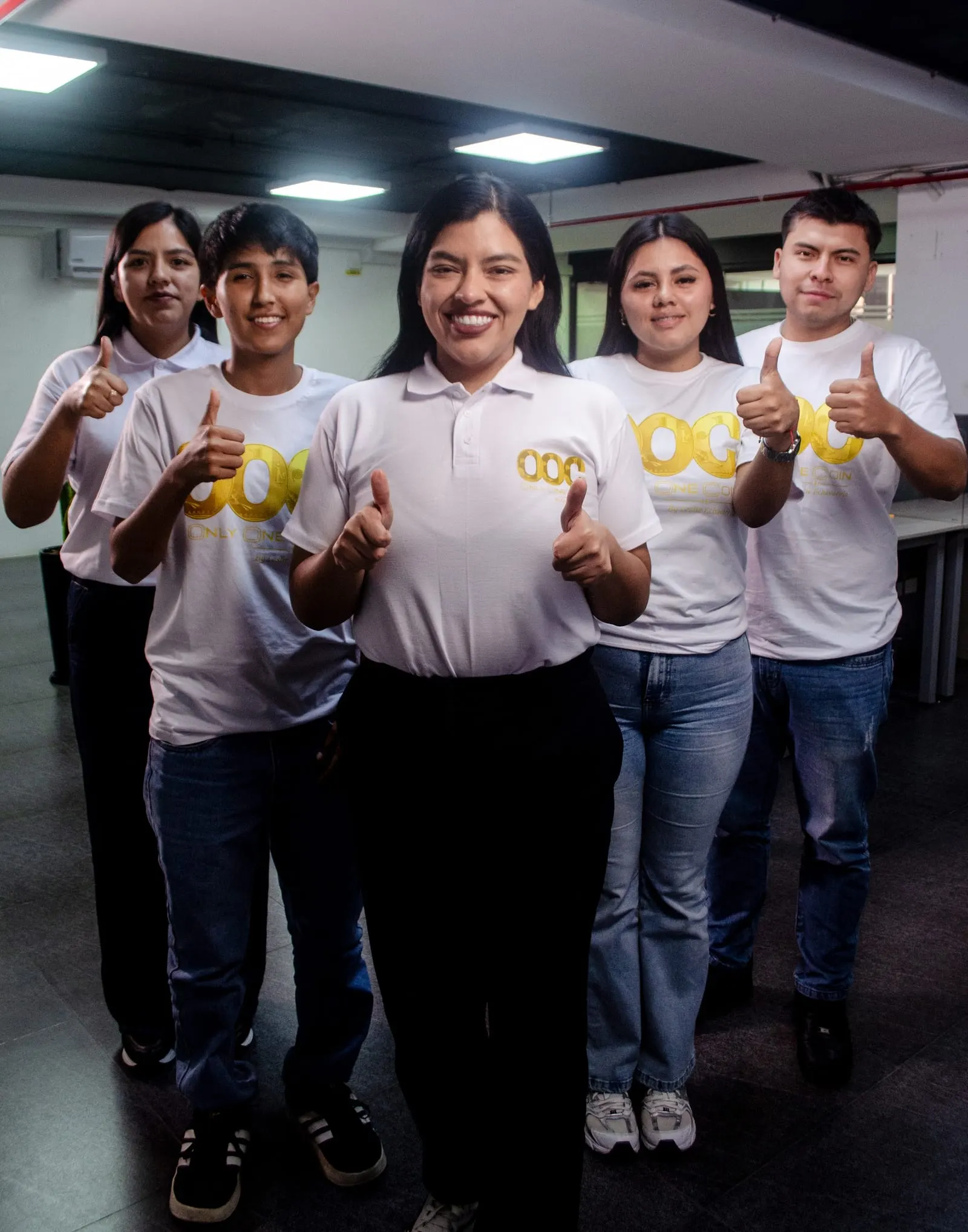 Equipo de Only One Coin en su oficina de Lima